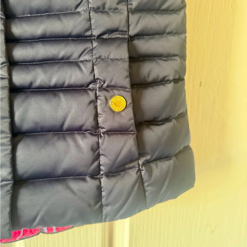 LILLY PULITZER Navy Fitted Slimming “Isabelle” Puffer Vest floral inner lining - Picture 4 of 16